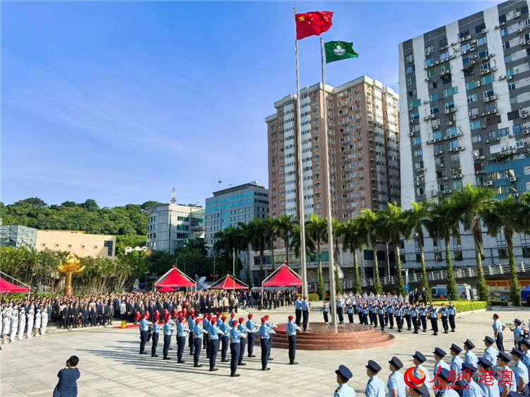 圖為澳門在金蓮花廣場舉行國慶日升旗儀式。 鄭嘉偉攝