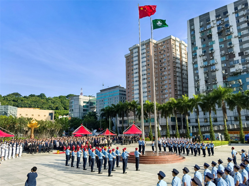 10月1日8時澳門特區(qū)隆重舉行升國旗儀式。（鄭嘉偉攝）