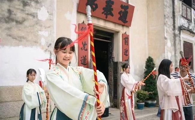 圖為學(xué)員參與“中華文化體驗(yàn)日”活動(dòng)。（澳門特區(qū)文化局供圖）