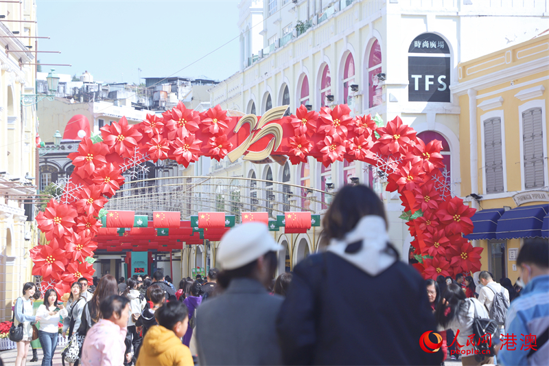 澳門特區(qū)大街小巷披紅掛彩，洋溢喜慶氣氛。（人民網(wǎng) 吳宇揚(yáng)揚(yáng) 攝）