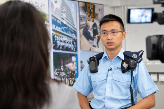 9月12日，香港港島總區(qū)機動部隊第二小隊署理警署警長李毅群在北角警署接受記者采訪。新華社記者 朱煒 攝